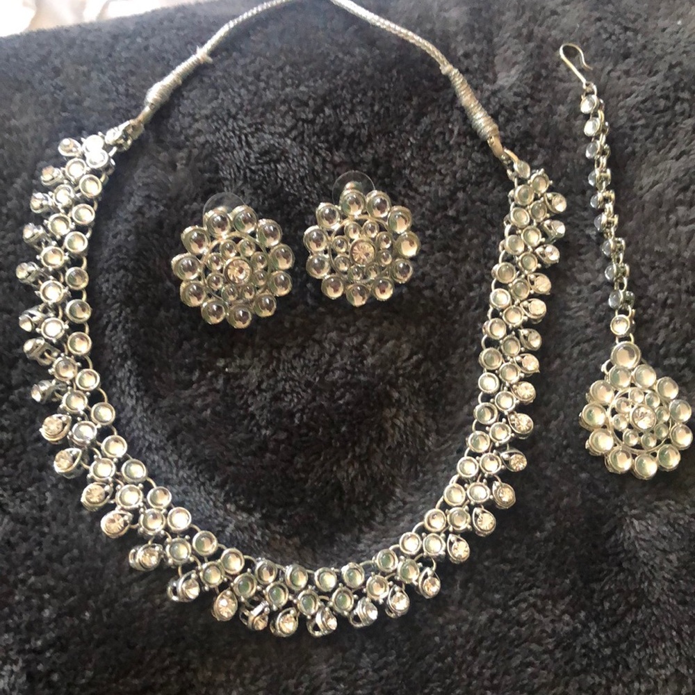 Necklace, earring and bindi set